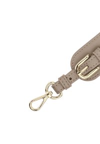 Beige leren band met gouden hardware. Bevat een karabijnhaak en gestikte details. Soepele textuur, minimalistisch ontwerp.