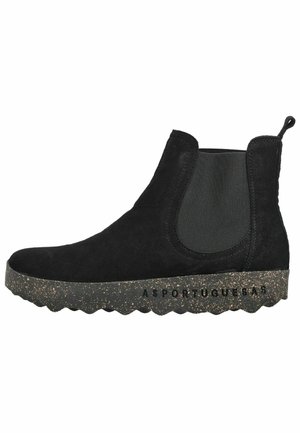 Zwarte suède enkellaars met elastische zijkanten en een gevlekte rubberen zool met het label "ASPORTUGUESAS" aan de zijkant.