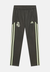 Pantalones deportivos negros con una textura suave, que presentan rayas laterales verde claro, cinturilla elástica y el logotipo bordado del Real Madrid y el emblema de Adidas.