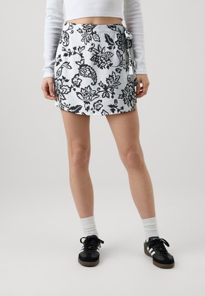 ONLY Petite ONLKIERA SKORT - Jupe portefeuille - black