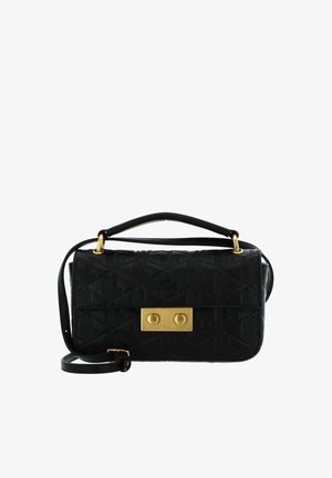 Sac à main en cuir noir matelassé avec fermoir rectangulaire doré et bandoulière réglable.