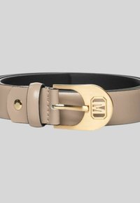 Cintura in pelle beige con fibbia in metallo dorato caratterizzata da un logo geometrico. Texture liscia, lunghezza regolabile e dettagli di cuciture eleganti.