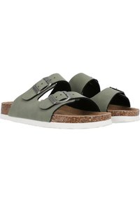 Grüne Slippers mit zwei verstellbaren Riemen, ausgestattet mit silberfarbener Hardware, Korkfußbett und weißer Gummisohle. Glatte, matte Oberfläche.