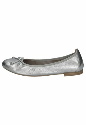 Ballet flat argenté avec un dessus en cuir texturé, bout arrondi et un nœud décoratif à l'avant. Semelle plate pour un port facile.