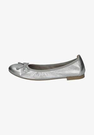 Zilveren balletschoen met een bovenwerk van textuurleer, ronde neus en een decoratieve strik aan de voorkant. Platte zool voor gemakkelijk dragen.