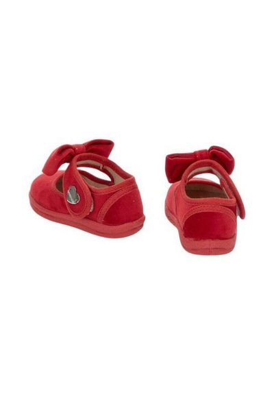 Le scarpe in suede rosso presentano una punta rotonda, una cinghia alla caviglia con chiusura a strappo e un grande fiocco sulla parte anteriore.
