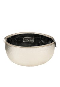Metallic zilveren cosmetica tas met een gestructureerde buitenkant, ronde vorm, ritssluiting en een zwarte gevoerde binnenkant met een logo label.