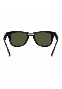 Ray-Ban zonnebril met zwart plastic frame, groen getinte lenzen, opvallende zilveren bevestigingen bij de neusbrug en iets gebogen pootjes.