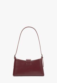 Burgundská kožená kabelka s hladkým povrchem, trojúhelníkovým tvarem, jedním popruhem na rameno a klopovým uzávěrem. Minimalistický design s čistými liniemi.