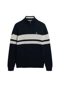 Granatowy sweter dziany z kołnierzem na zamek, z dwiema białymi poziomymi paskami i logo na piersi. Teksturowany materiał, luźny krój.