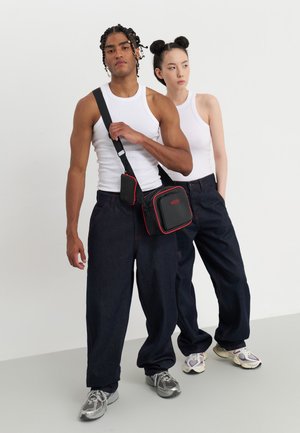 UNISEX - Torba čez telo - black/red