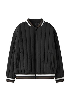 Veste bomber matelassée noire avec fermeture éclair frontale, poches latérales et col, poignets et ourlet côtelés avec des rayures blanches et marron.