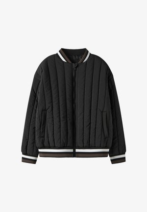 Jachetă bomber neagră matlasată cu fermoar frontal, buzunare laterale și guler, manșete și tiv ribb cu dungi albe și maro.