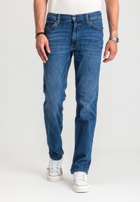 Niebieskie dżinsy z prostymi nogawkami, posiadające pięć kieszeni, subtelne przetarcia i kontrastowe przeszycia.