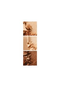 Trois échantillons de poudres texturées disposés verticalement dans des nuances de beige clair, de tan chaud et de brun profond, mettant en avant des grains fins et des variations subtiles.
