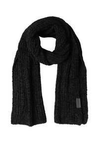 Écharpe noire en tricot présentant une texture côtelée, fabriquée avec un matériau doux et une étiquette à une extrémité. Le design est allongé et enroulable.