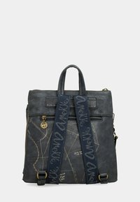 Sac à dos gris foncé en matériel texturé, avec deux poignées supérieures, des bretelles réglables avec logo et une poche frontale zippée.