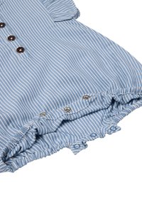 Robe rayée bleue et blanche avec des manches courtes, décolleté à boutons et ourlet volanté. Dotée de boutons-pression métalliques pour la fermeture et d'une texture de tissu douce.