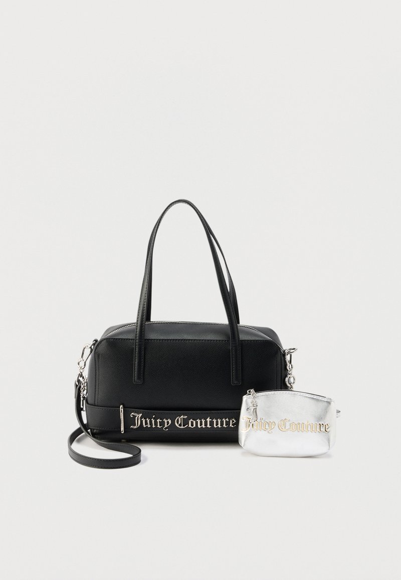 Μαύρη τσάντα Juicy Couture με δύο λουριά ώμου και μικρή μεταλλική ασημί θήκη προσαρτημένη, και τα δύο με επιγραφή λογοτύπου σε χρυσό.