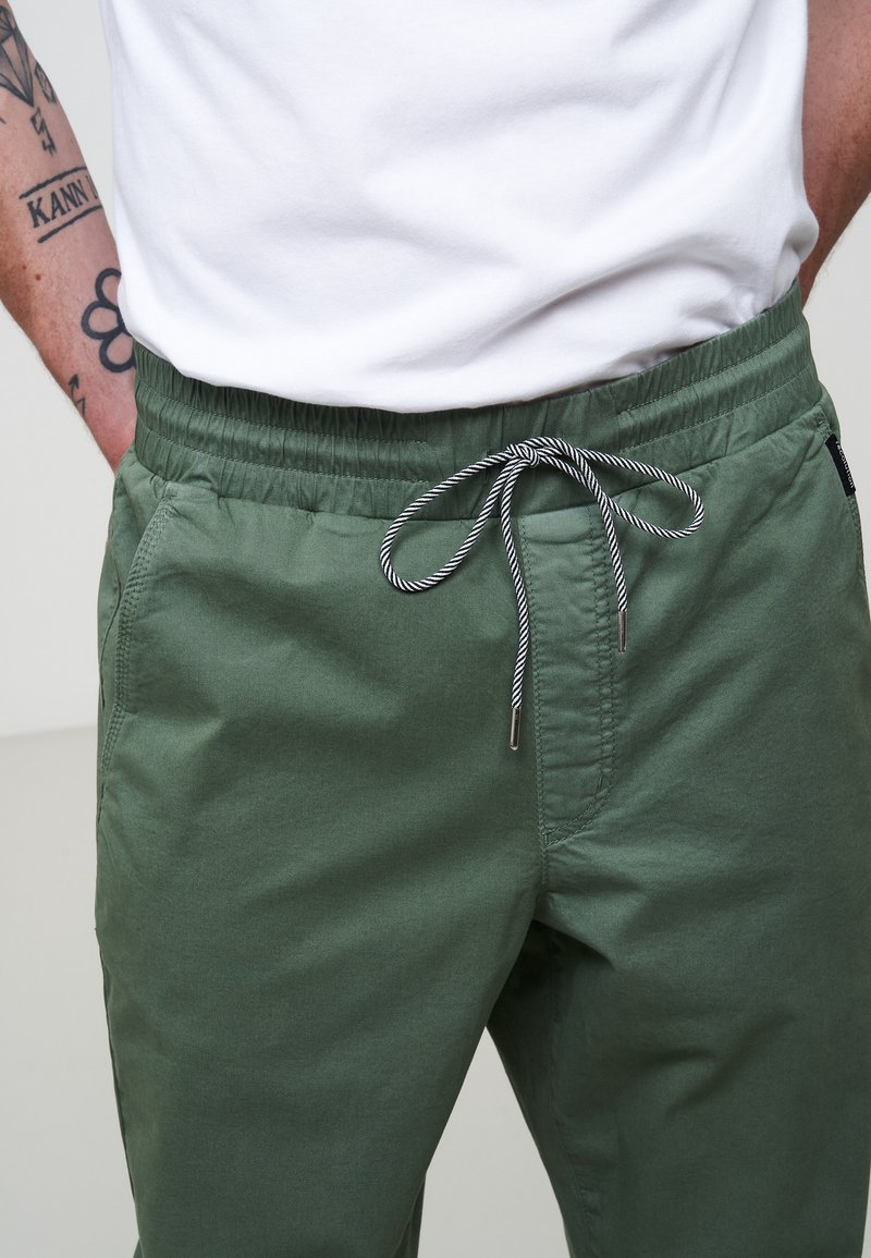 Herren Trainingsanzüge | recolution DRINK WATER FEEL WATER Jogginghose khaki - US67616 Herren Trainingsanzüge | recolution DRINK WATER FEEL WATER Jogginghose khaki - US67616