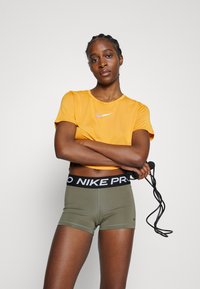 Nike Performance W NP 365  3IN - Leggings - medium olive/black