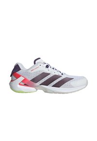 Baskets de course Adidas blanches et violettes avec des rayures noires, un devant à lacets et un support de talon rouge sur fond blanc uni.