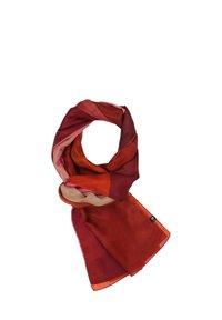 Foulard di seta con gradienti rossi e rosa, caratterizzato da una texture liscia e un design fluido, con un piccolo logo accentuato su un bordo.