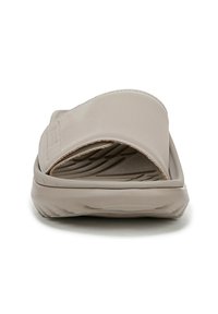Sandal a scivolo beige chiaro con una parte superiore sintetica liscia, design aperto sulla punta e suola testurizzata per una migliore aderenza. Gli accenti includono dettagli di cucitura minimi.
