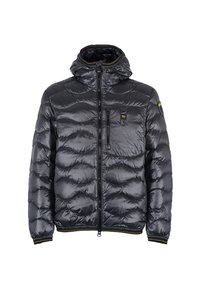 Giacca a vento nera imbottita con finitura lucida, chiusura frontale con zip, cappuccio e motivo trapuntato orizzontale. Include una tasca sul petto e polsini a coste.