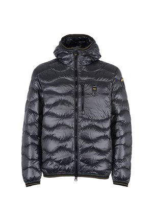 Giacca a vento nera imbottita con finitura lucida, chiusura frontale con zip, cappuccio e motivo trapuntato orizzontale. Include una tasca sul petto e polsini a coste.