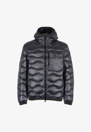 Gevoerde zwarte pufferjas met een glanzende afwerking, ritssluiting aan de voorkant, capuchon en horizontaal doorgestikte patroon. Inclusief een borstzak en ribbelmanchetten.