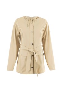 Giacca impermeabile beige con cappuccio, bottoni a pressione e vita cintrata. Presenta grandi tasche frontali e una superficie liscia e opaca.