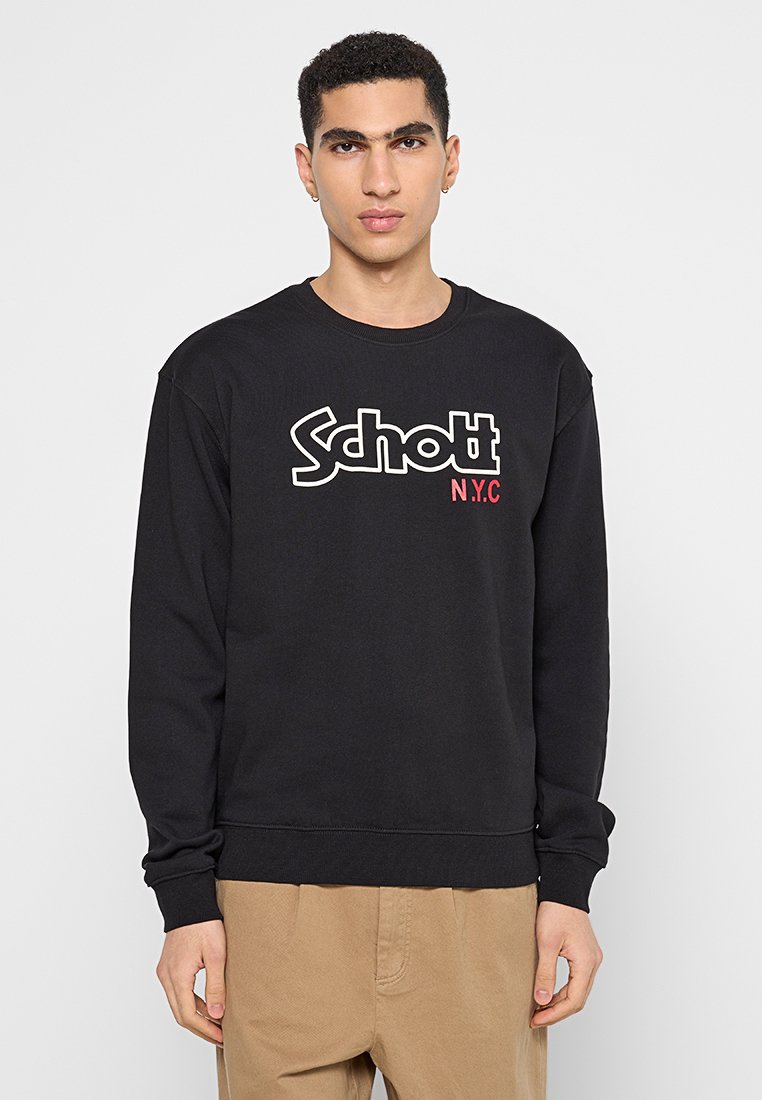 Felpa nera con colletto tondo, caratterizzata da un grande logo bianco "Schott" e "N.Y.C" in rosso. Realizzata in un tessuto morbido e testurizzato.