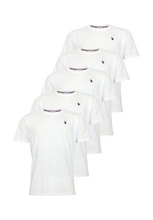 Tricouri albe din bumbac, croială clasică, cu un mic logo bleumarin pe piept și un guler cu dungi contrastante. Cinci tricouri sunt prezentate.