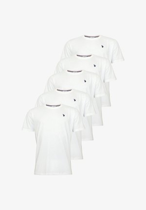 T-shirts en coton blanc à coupe régulière, avec un petit logo bleu marine sur la poitrine et un col rayé contrastant. Cinq exemplaires présentés.