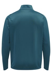 Polo de manga larga en color verde azulado con un cuello alto, textura suave y detalle de logo en la parte posterior. Presenta un dobladillo recto y mangas ajustadas.