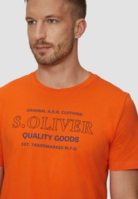s.Oliver MIT LOGO-MOTIVEN - T-shirt imprimé - orange