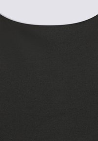 Tessuto nero e liscio con una trama morbida. Presenta un colletto rotondo e un design senza cuciture, ideale per l'uso a strati o per un look casual.