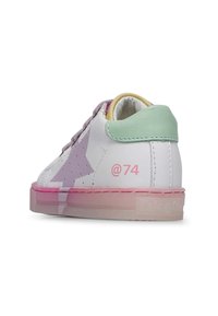 Sneaker in pelle bianca con suola traslucida rosa, tallone verde pastello, design a stella viola e stampa @74 sul lato. Presenta lacci viola.