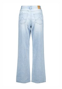 Vaqueros de pierna ancha en azul claro con cintura alta, dos bolsillos traseros con detalles de costura y un parche de cuero con logo en la cinturilla.