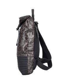 Sac à dos en simili cuir brillant avec un fond texturé noir et des bretelles rembourrées. Il dispose d'une fermeture enroulable et d'une fermeture éclair sur le côté.