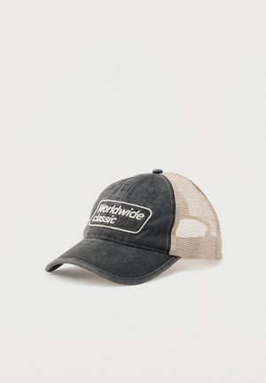 Casquette de baseball en mesh noir et beige avec une visière courbée et "Worldwide classic" brodé sur le panneau avant.