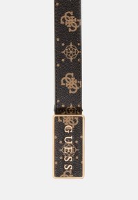 Sangle en cuir noir à motif avec quincaillerie dorée. Présente un design monogramme et une finition texturée, avec une plaque logo rectangulaire.
