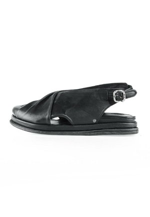 Sandalo slingback in pelle nera con design superiore pieghettato, lati aperti e cinturino regolabile con fibbia argentata.