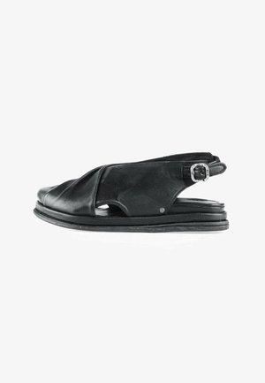 Sandalo slingback in pelle nera con design superiore pieghettato, lati aperti e cinturino regolabile con fibbia argentata.
