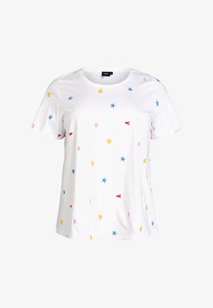 Biały t-shirt z krótkim rękawem z wielokolorowymi, małymi nadrukami o tematyce morskiej, w tym niebieskie rozgwiazdy, czerwone homary, żółte muszle i różowe muszelki.