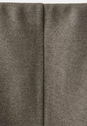 Tessuto grigio con superficie liscia e strutturata, piegato al centro, che mostra una finitura morbida e opaca, adatta per tappezzeria o abbigliamento.