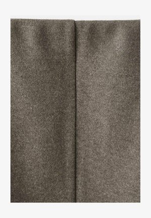 Siva tkanina z gladko, teksturirano površino, prepognjena na sredini, z mehkim, mat zaključkom, primerno za oblazinjenje ali oblačila.