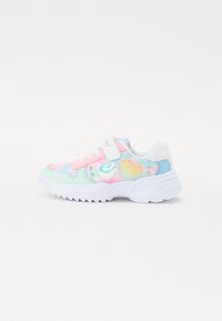 Sneaker multicolori con toni pastello di blu, rosa e verde. Parte superiore morbida con design a cuore, suola bianca e fascia in Velcro.