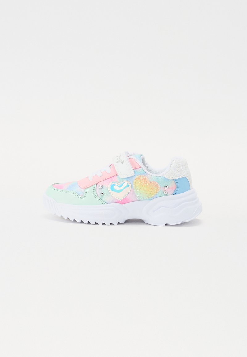 Daudzkrāsaini sporta apavi pasteļtoņos zilā, rozā un zaļā krāsā. Izgatavoti no sintētiskā materiāla ar biezām baltām zolēm un sirds formas detaļām.